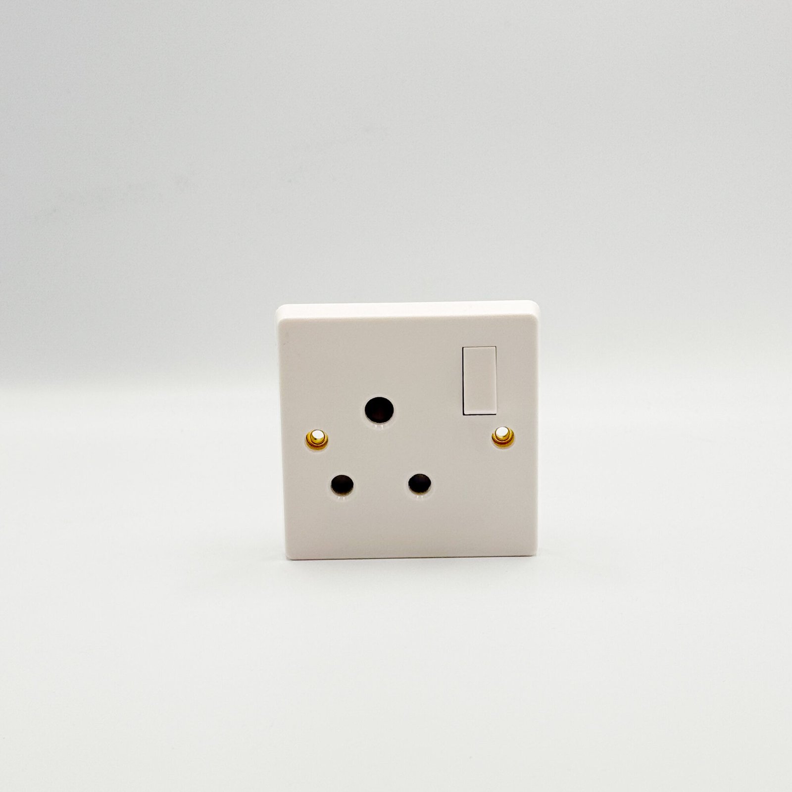 modi-bakelite-switch-socket-15a-1gang-switched-round-pin-socket
